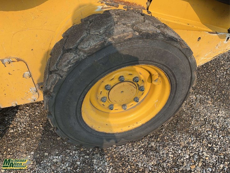 2011-deere-318d-image-11