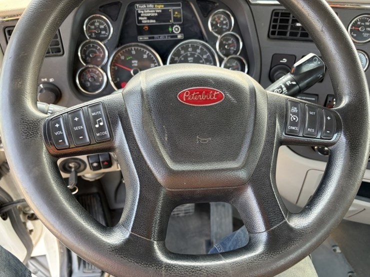 2020-peterbilt-579-image-36