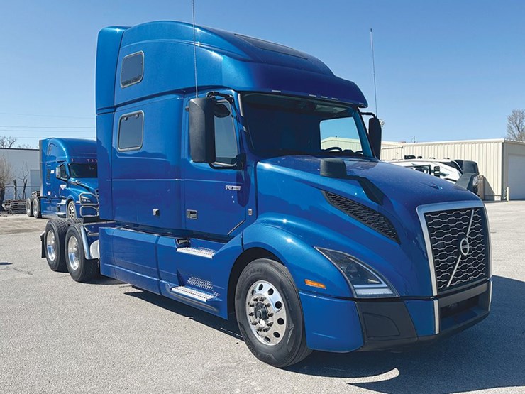 2021-volvo-vnl860-image-1