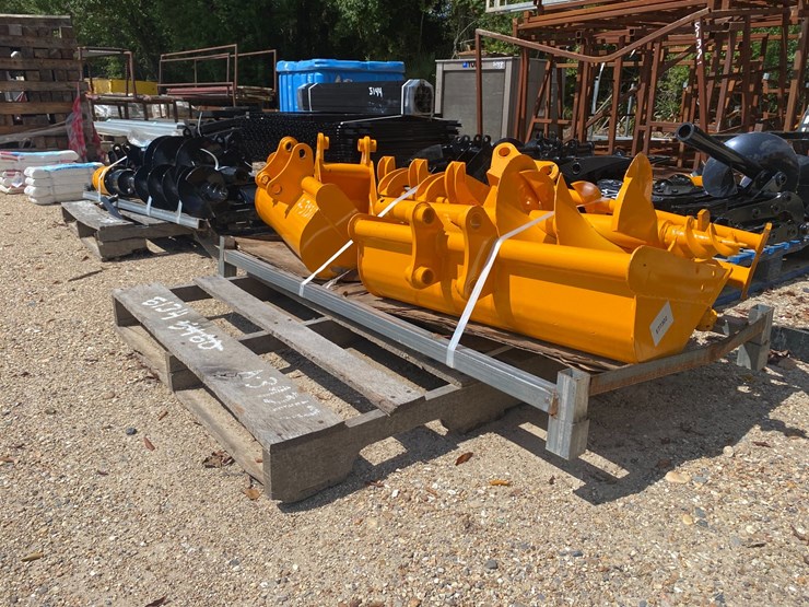 #5134-•-(8)-mini-excav-ator-attachments-image-1