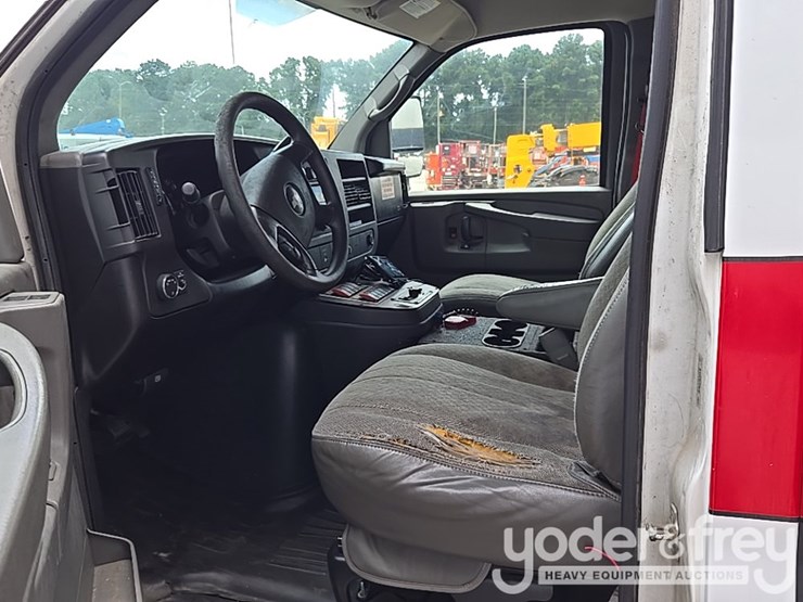 2010-chevrolet-3500-image-38