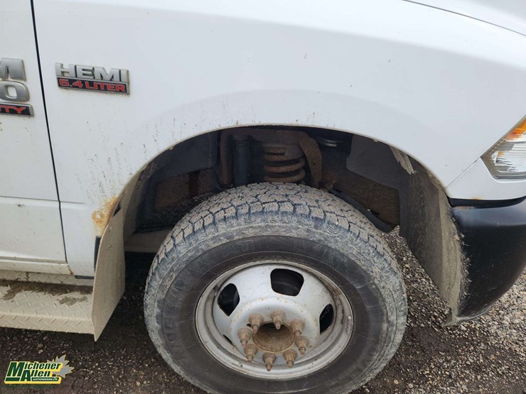 2016-dodge-3500-image-39