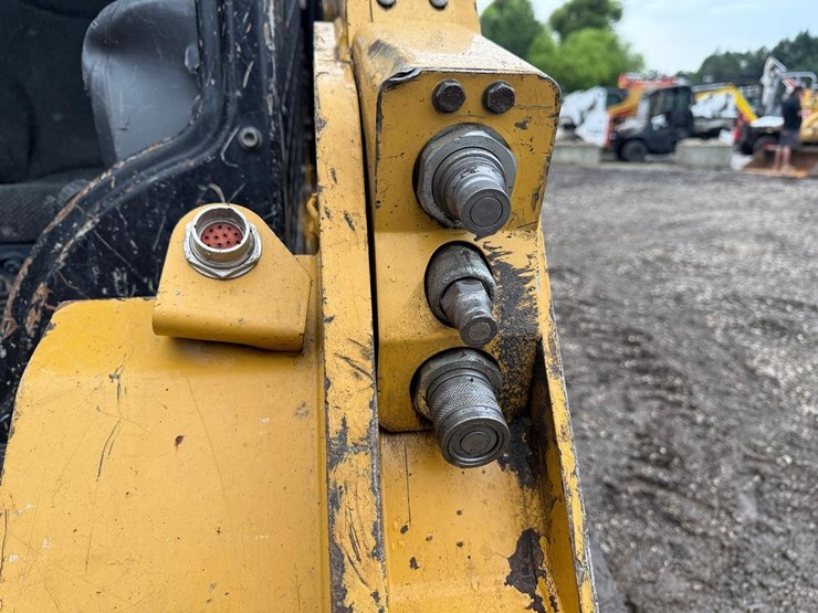 2016-caterpillar-259d-image-11