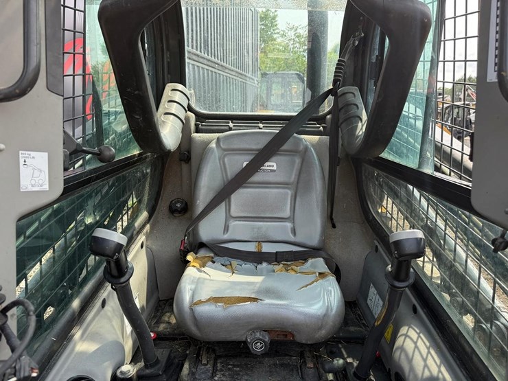 new-holland-l220-image-17