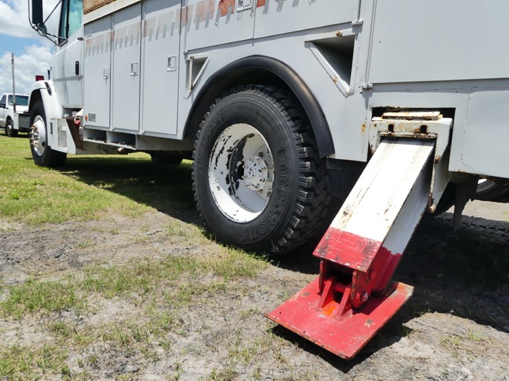 2000-freightliner-fl70-image-10