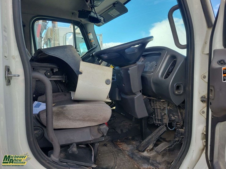 2015-freightliner-m2-106-image-9