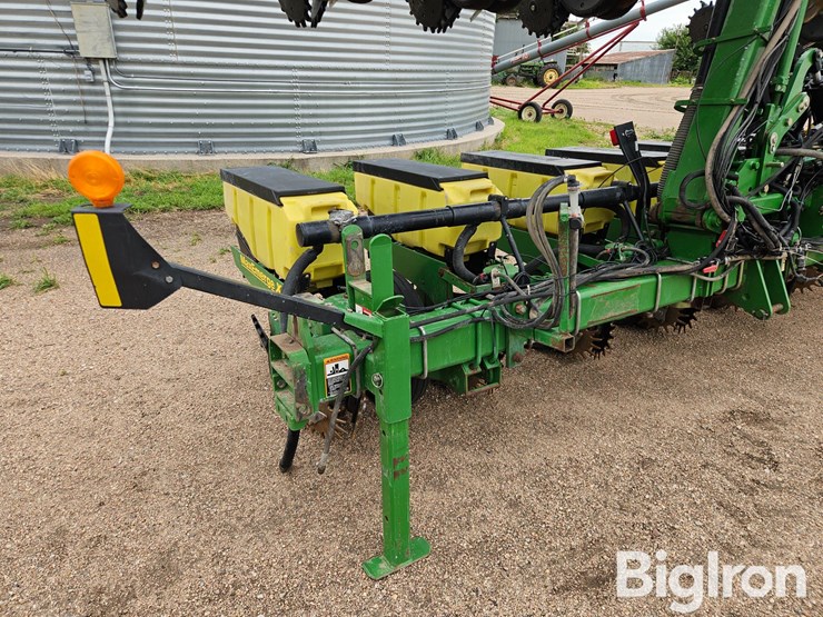2011-john-deere-maxemerge-xp-3-pt-16r30-stack-fold-planter-image-15