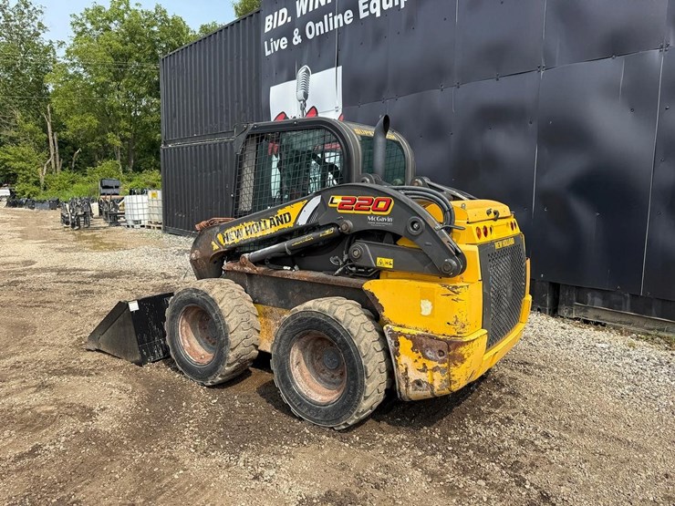 new-holland-l220-image-2