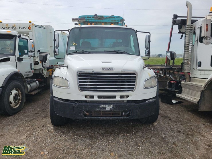 2015-freightliner-m2-106-image-26