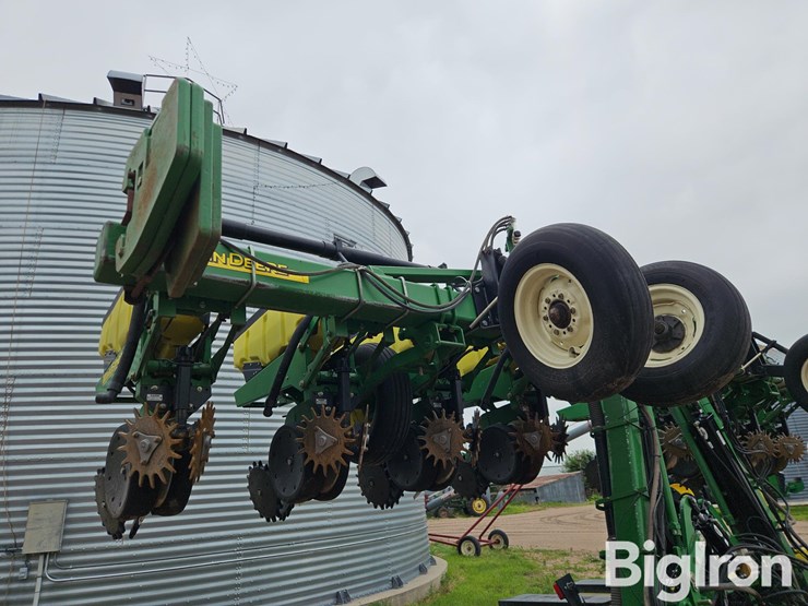 2011-john-deere-maxemerge-xp-3-pt-16r30-stack-fold-planter-image-16