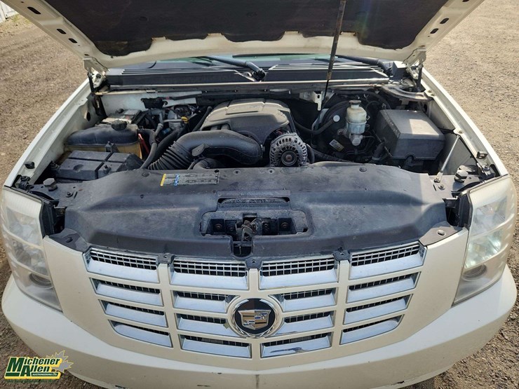 cadillac-escalade-esv-image-38