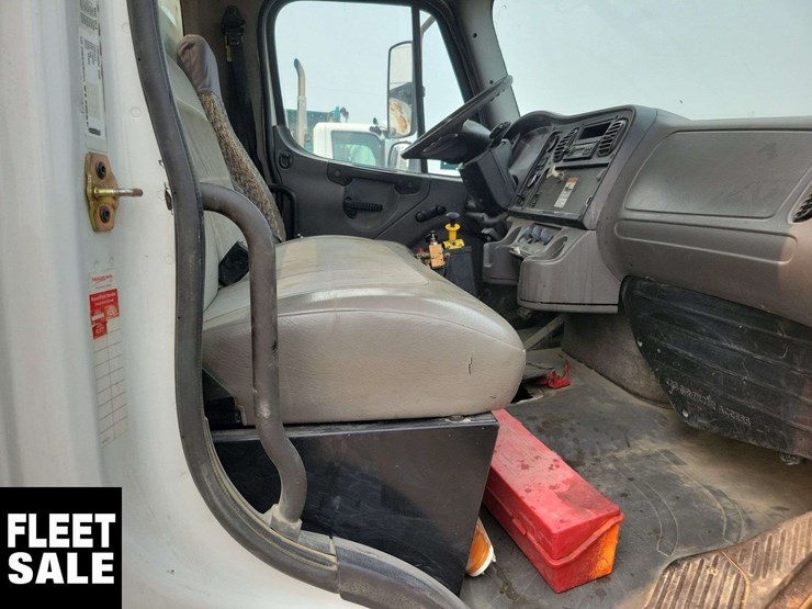 2007-freightliner-m2-106-image-27