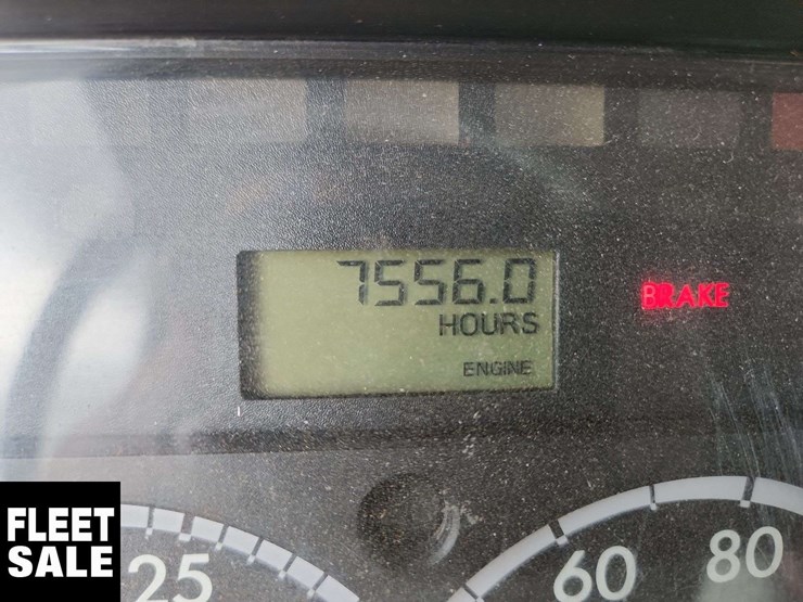 2013-freightliner-m2-106-image-26