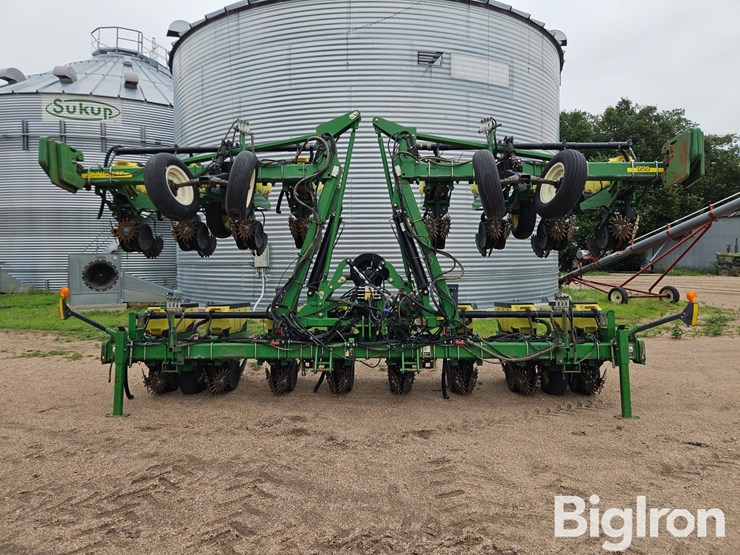 2011-john-deere-maxemerge-xp-3-pt-16r30-stack-fold-planter-image-2