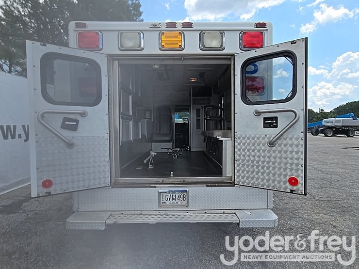 2010-chevrolet-3500-image-19