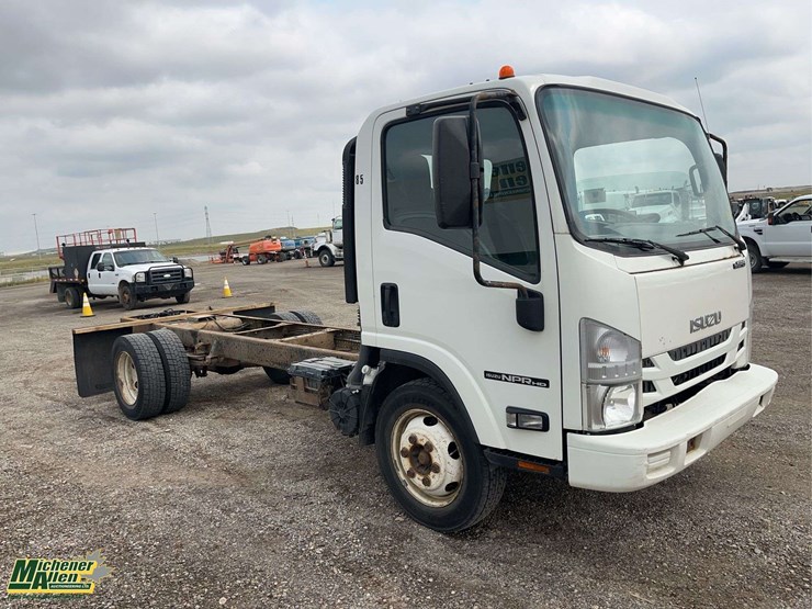 2017-isuzu-npr-image-2