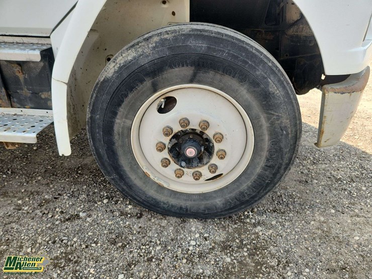 2000-freightliner-fl70-image-11