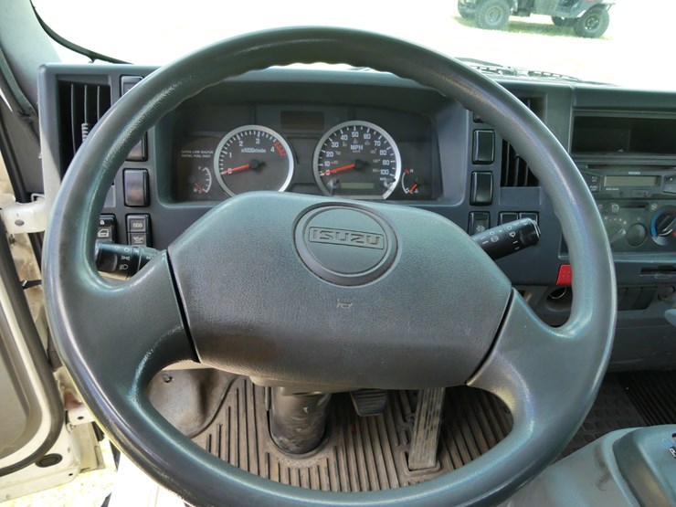 2014-isuzu-npr-image-12