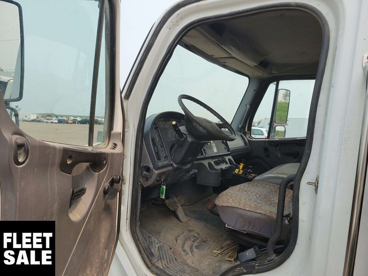 2007-freightliner-m2-106-image-13