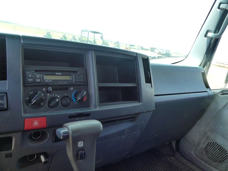 2014-isuzu-npr-image-10