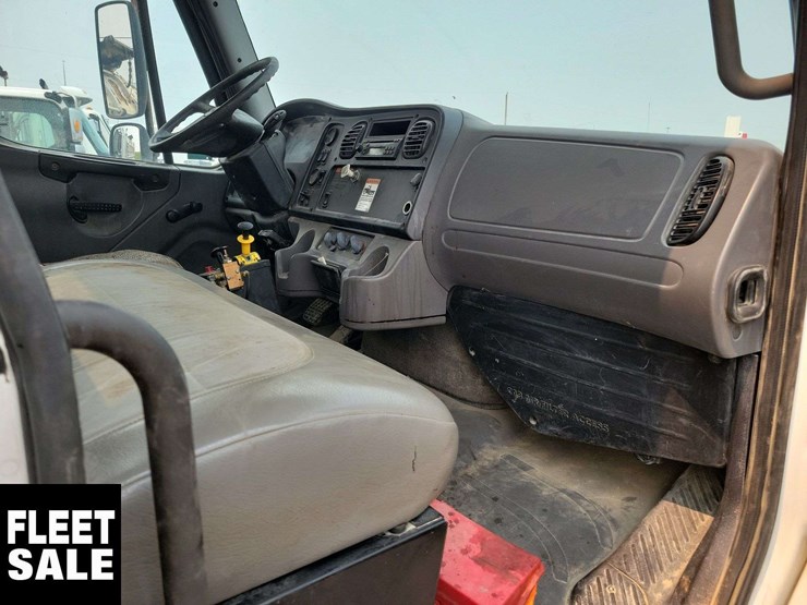 2007-freightliner-m2-106-image-28
