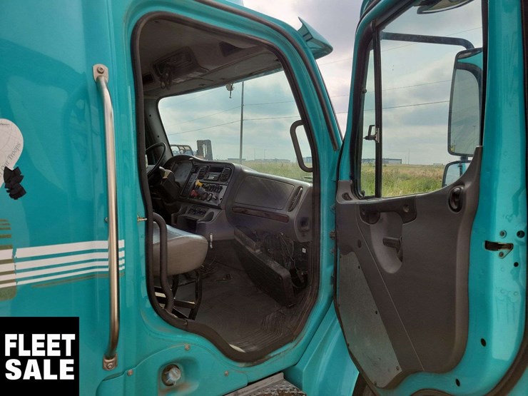2007-freightliner-m2-106-image-25