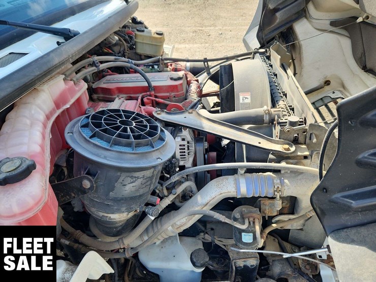 2015-freightliner-m2-106-image-33