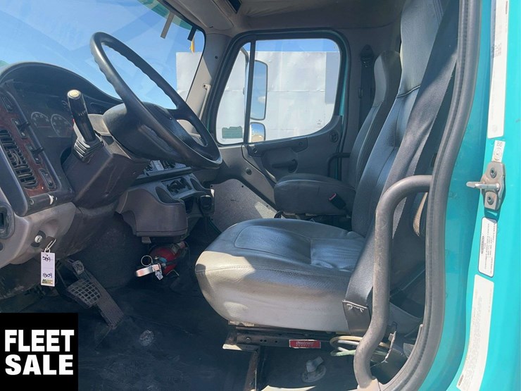 2012-freightliner-m2-106-image-14
