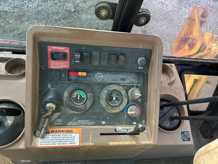 2024-deere-310e-image-25