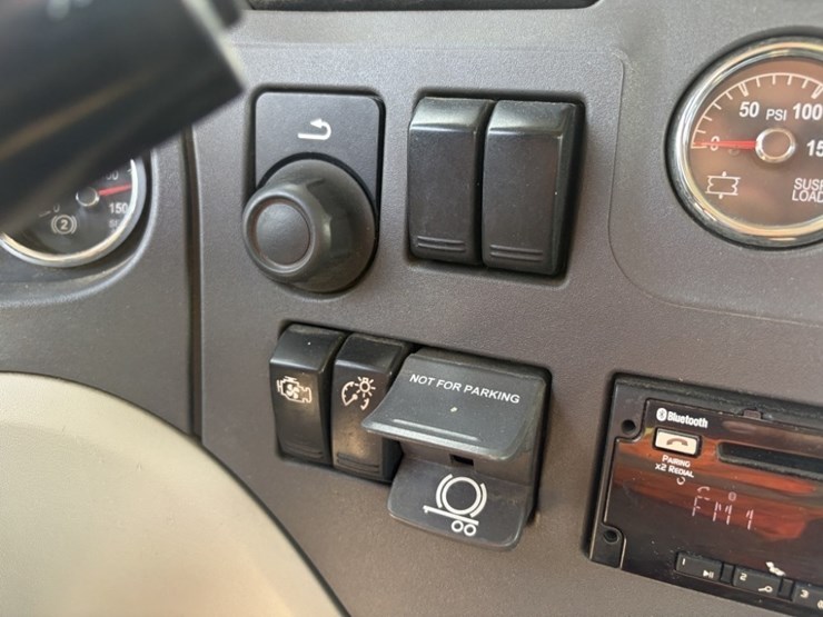 2020-peterbilt-579-image-37