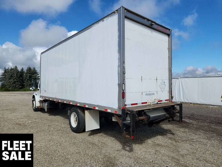 2015-freightliner-m2-106-image-14