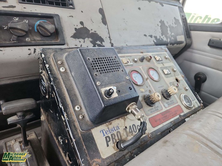2000-freightliner-fl70-image-21