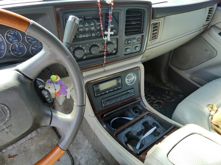 2002-cadillac-escalade-image-13