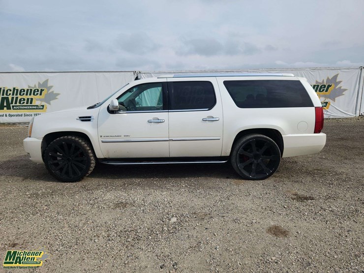 cadillac-escalade-esv-image-23