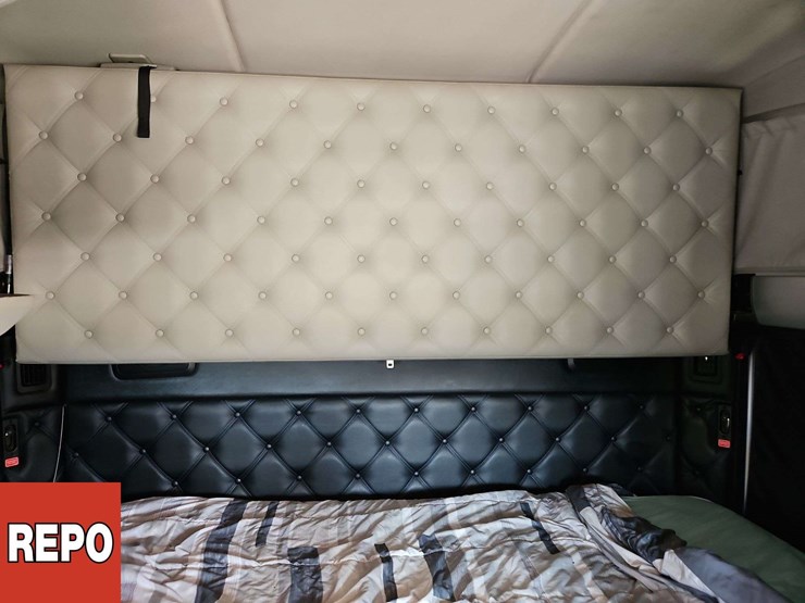 2020-kenworth-w990-image-33
