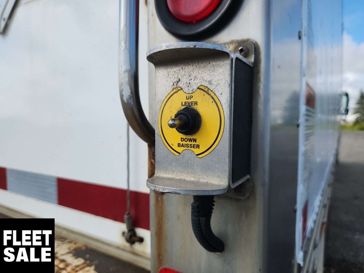2015-freightliner-m2-106-image-21