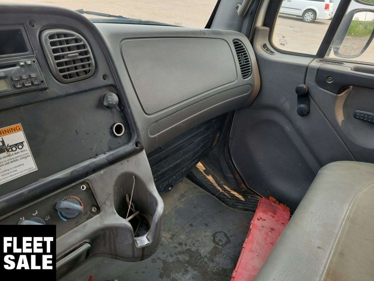 2007-freightliner-m2-106-image-20
