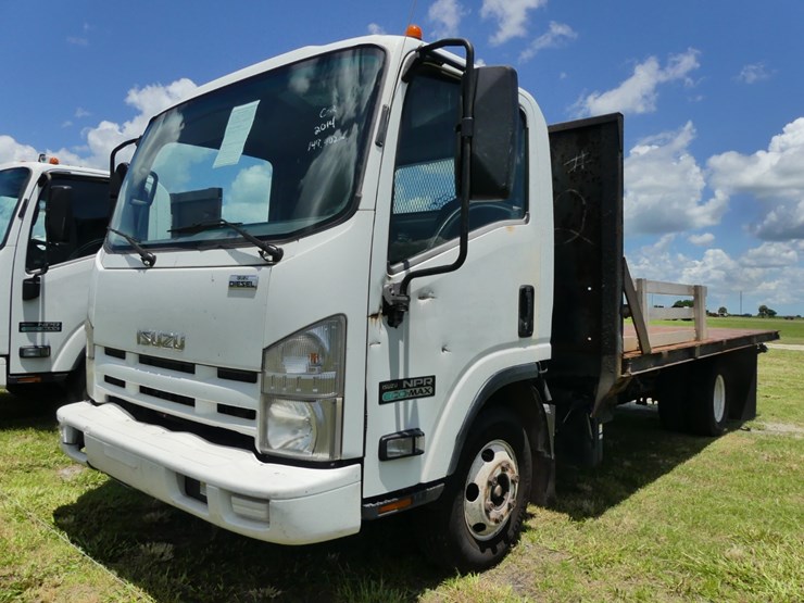 2014-isuzu-npr-image-1