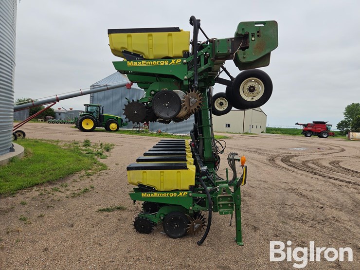 2011-john-deere-maxemerge-xp-3-pt-16r30-stack-fold-planter-image-4