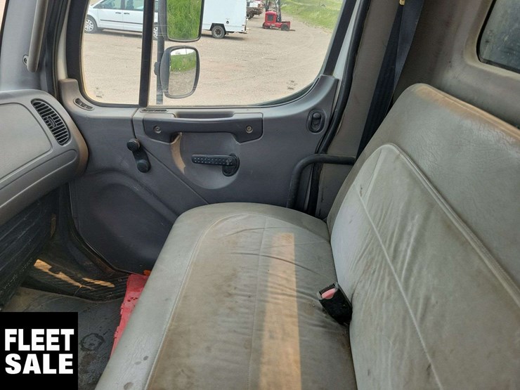 2007-freightliner-m2-106-image-21