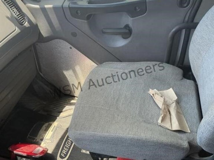 2013-freightliner-m2-106-image-24