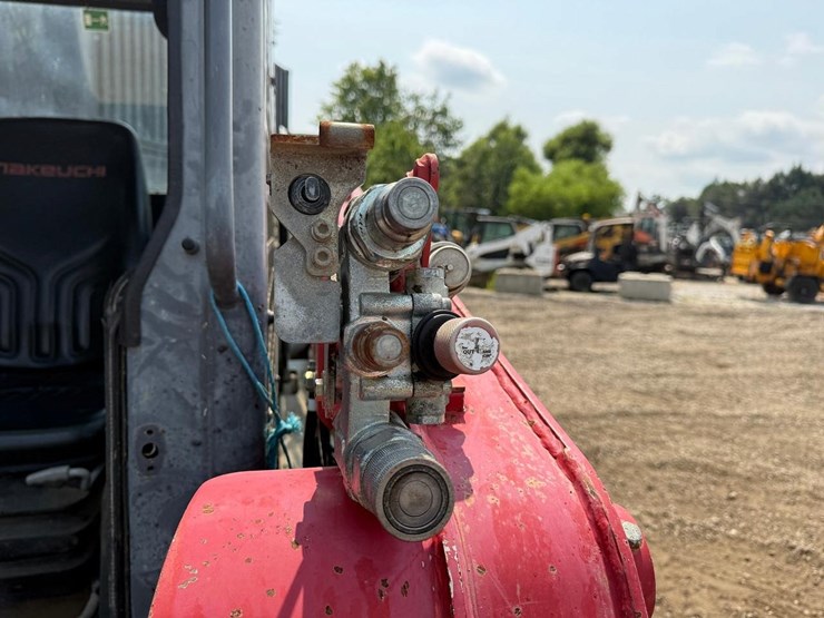 2015-takeuchi-tl12-image-11