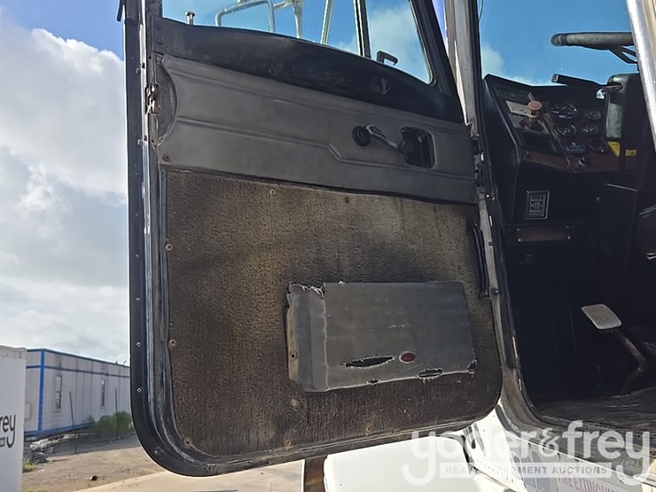 1999-peterbilt-357-image-62