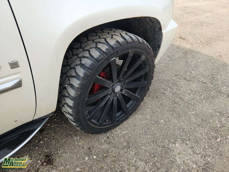 cadillac-escalade-esv-image-30
