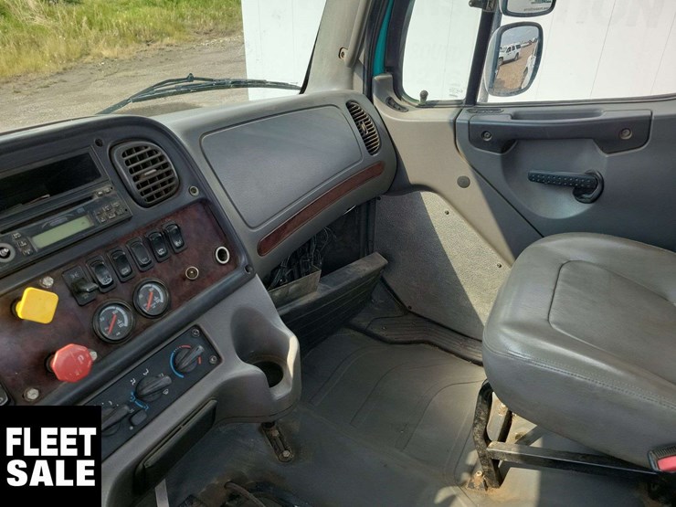 2007-freightliner-m2-106-image-23