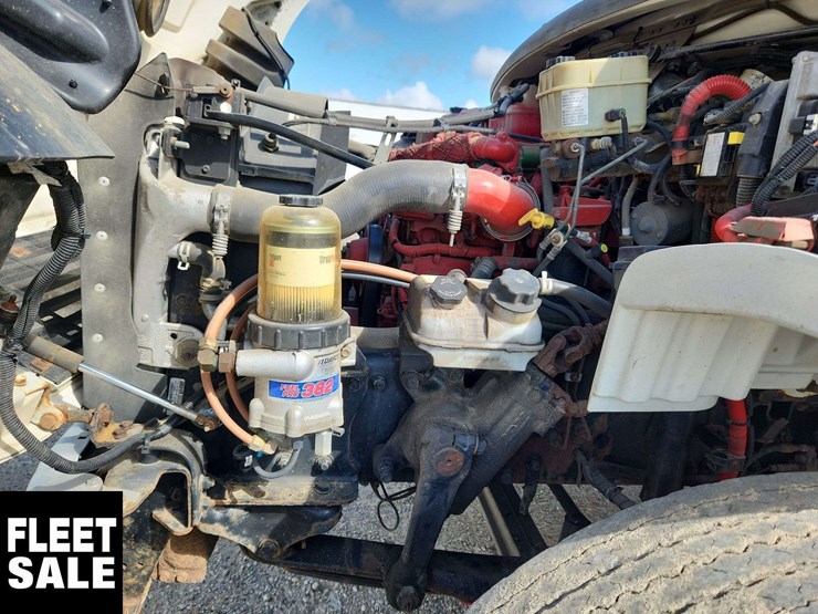 2015-freightliner-m2-106-image-31