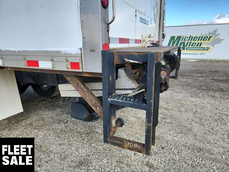 2015-freightliner-m2-106-image-47