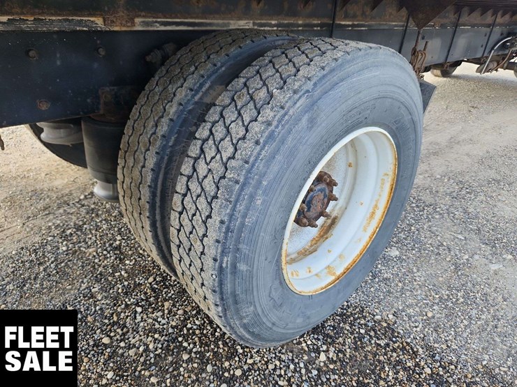 2015-freightliner-m2-106-image-22