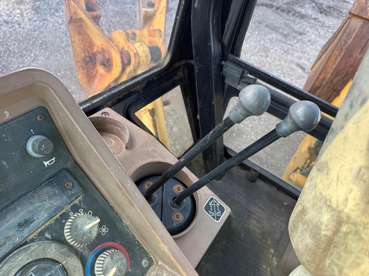 2024-deere-310e-image-26
