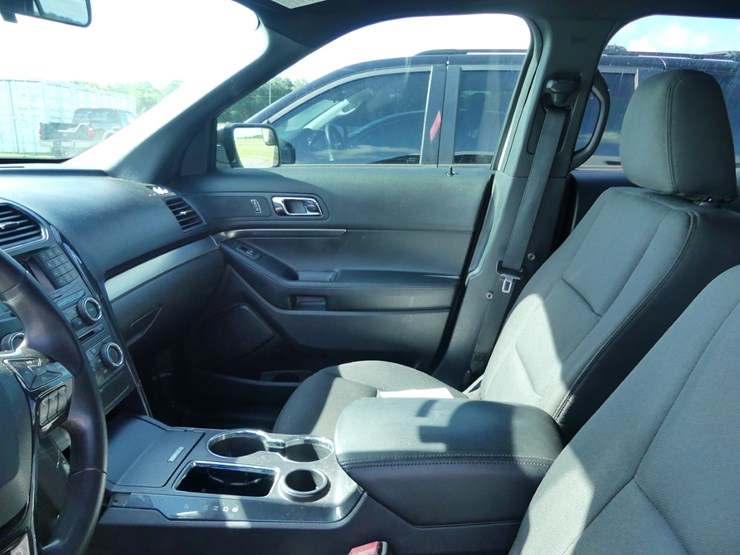 2017-ford-explorer-image-12